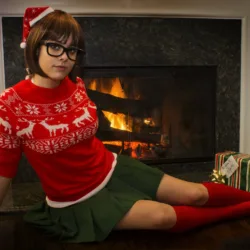 Velma (de Scooby-Doo) em clima de Natal - Cosplay Christmas Velma - By Ginabcosplay