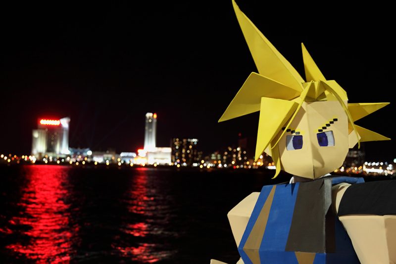 Cloud Tirando Selfie - Cosplay Final Fantasy VII - Foto
