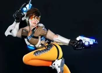 Cosplay impressionante da Tracer, de Overwatch Tracer cosplay capa 001