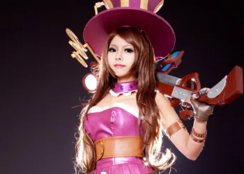 Veja belo cosplay da Catilyn, de League of Legends Cosplay da Caitlyn - League of Legends - Vestido Rosa Index