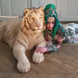 Cosplayer faz a Tyrande, de World of Warcraft, com um tigre de verdade Cosplay da Tyrande com um tigre de verdade – 02