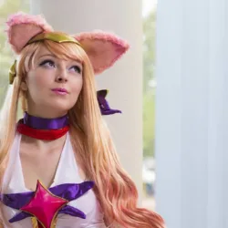 Cosplay: uma Ahri Guardiã Estelar sonhadora, de League of Legends (LoL) Ahri Star Guardian - Cosplay Feminino estilo anime de ruiva - Vestido de Sailor Moon Graciosa - League of Legends Guardiã Estelar LoL Topo