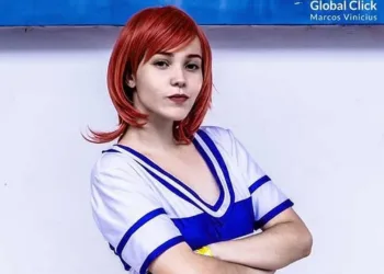 One Piece - Veja um belo cosplay da Nami com uma das primeiras roupas da personagem no anime Cosplay da Nami - Anime One Piece - Roupas clássicas com camisa listrada e minissaia laranja - Foto Topo 02