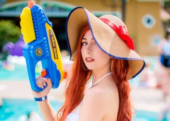 Cosplay: a Miss Fortune pronta pro verão, de League of Legends Miss Fortune Curtindo o Verão - Cosplay de League of Legends Feminino - Foto da personagem de LoL Topo