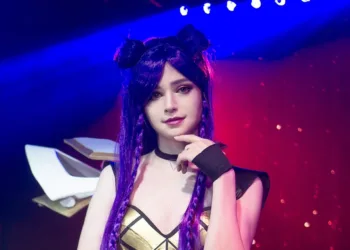 Snekay de KDA Kaisa Cosplay - League of Legends - capa