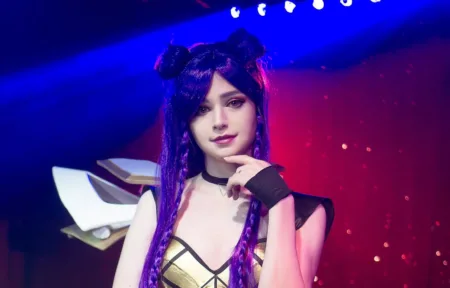 Snekay de KDA Kaisa Cosplay - League of Legends - capa