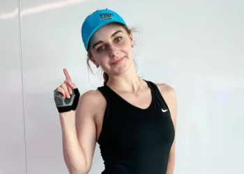 Streamer de Fortnite faz cosplay da personagem Jogadora de Volei capa