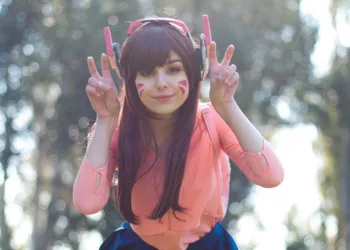 Overwatch - Veja um belo cosplay feminino da D.VA com roupas de colegial e estilo anime Belo Cosplay Feminino da D.VA em estilo anime colegial - Overwatch - Com minissaia azul kawaii - Cosplays de Games e Animes Topo