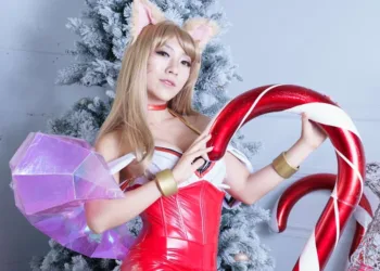 Cosplay da Ahri K/DA com roupa vermelha e temática de Natal, de LoL Cosplay da Ahri KDA Natalina - Roupa vermelha e branca - League of Legends - LoL Popstar Topo