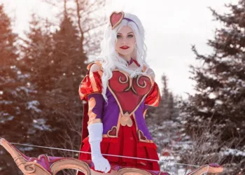 Ashe ganha mais um belo cosplay de Dia dos Namorados no League of Legends Cosplay da Ashe Cupido Mortal - Skin de Dia dos Namorados no League of Legends - Roupa Feminina e Vestido Vermelho Topo