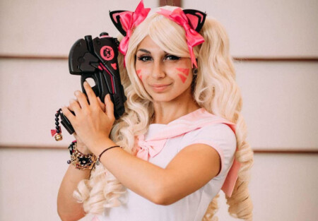 Lindíssimo Cosplay Fofo da D.VA Gata Negra, com estilo anime colegial - Overwatch - Com minissaia rosa clara e cabelos loiros - Topo