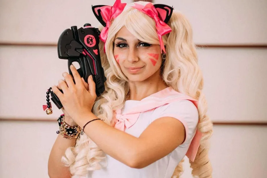 Lindíssimo Cosplay Fofo da D.VA Gata Negra, com estilo anime colegial - Overwatch - Com minissaia rosa clara e cabelos loiros - Topo