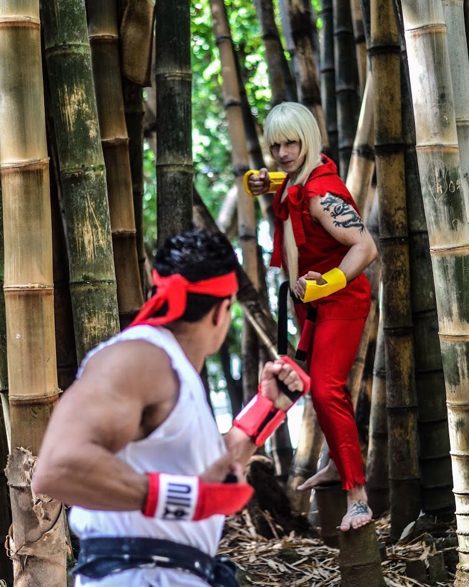 Ryu e Ken se enfrentando - Cosplays de Street Fighter - 01