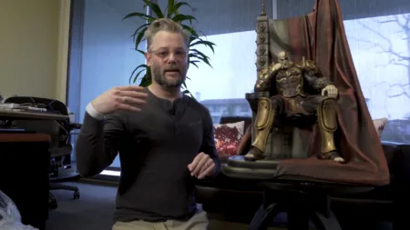 Cory Barlog faz unboxing de estátua de Kratos - God of War 2