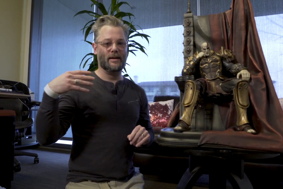 Cory Barlog faz unboxing de estátua de Kratos - God of War 2