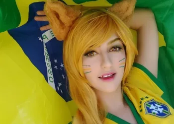 Veja um belo cosplay da Ahri com as cores do Brasil, de League of Legends (LoL) Cosplay da Ahri com as bandeiras do Brasil - League of Legends - LoL 01