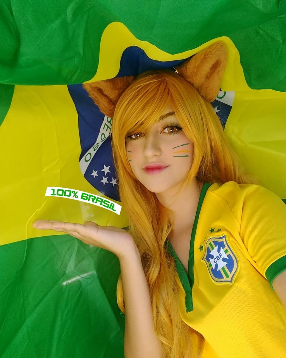 Cosplay da Ahri torcendo para o Brasil - Mary