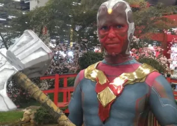 Cosplay impressionante do Visão, de Vingadores Cosplay do Visão - Vingadores