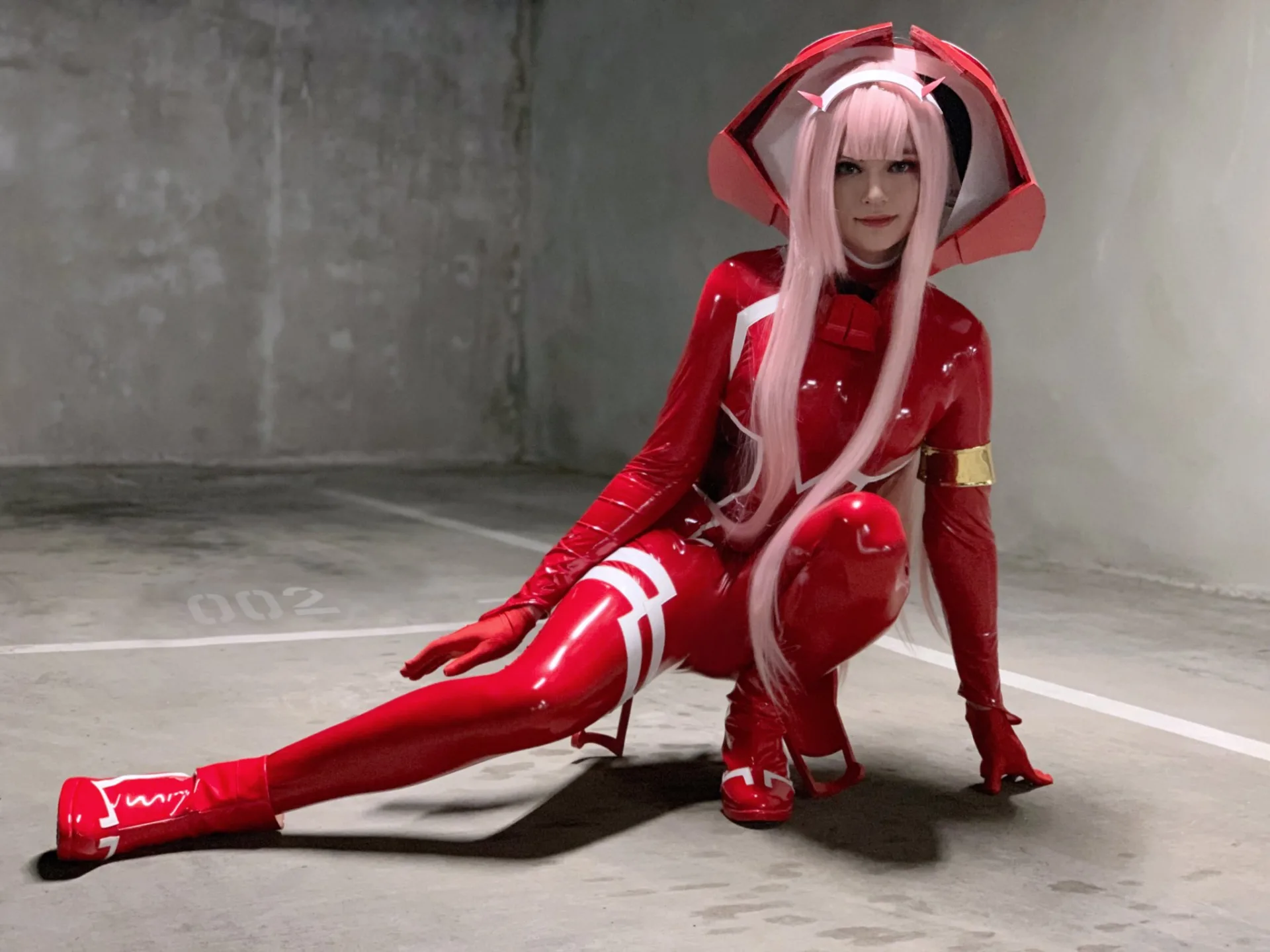 Sneaky com cosplay da Zero Two - Uniforme vermelho e cabelos rosa