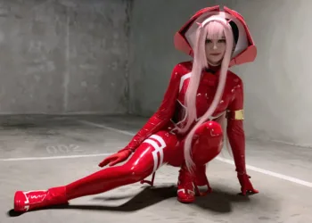 O mais novo cosplay de Sneaky é a Zero Two, de DARLING in the FRANXX Sneaky com cosplay da Zero Two - Uniforme vermelho e cabelos rosa