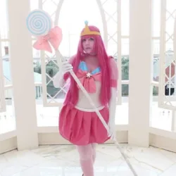 Veja um belo cosplay da Princesa Jujuba com estilo da Sailor Moon, de Hora da Aventura (Adventure Time) Cosplay da Princesa Jujuba em estilo Sailor Moon - Adventure Time