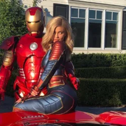 Kylie Jenner e Travis Scott fazem cosplays da Capitã Marvel e Homem de Ferro, de Vingadores: Ultimato Kylie Jenner de cosplay da Capitã Marvel e Travis Scott de Homem de Ferro - Vingadores Ultimato - Avengers