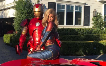 Kylie Jenner de cosplay da Capitã Marvel e Travis Scott de Homem de Ferro - Vingadores Ultimato - Avengers