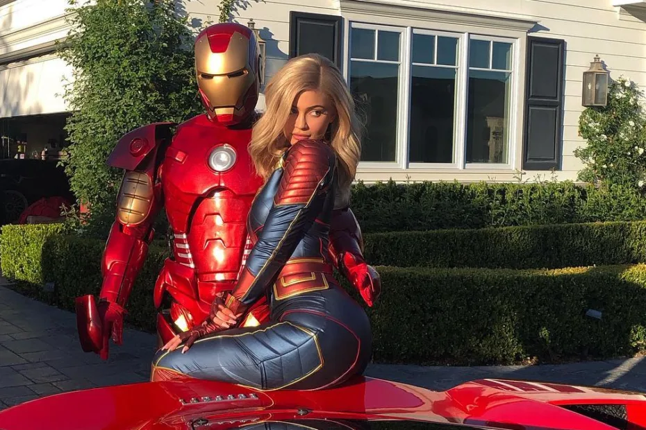 Kylie Jenner de cosplay da Capitã Marvel e Travis Scott de Homem de Ferro - Vingadores Ultimato - Avengers