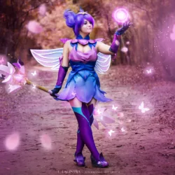 Veja um belo cosplay da Lux Elementalista em versão Mística (Fada), de League of Legends Lux Elementalista Mística - Cosplay Fada - League of Legends