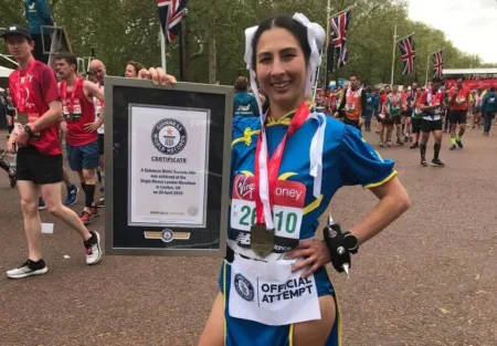 Maratonista no Livro dos Recordes como a Chun-Li - Street Fighter - Foto