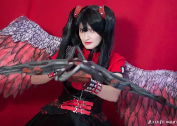 Cosplay: Veja uma bela caracterização da Jing Wei Mini Metal (estilo Rockeira), de SMITE SMITE - Jing Wei Cosplay - Skin Mini Metal Gótica