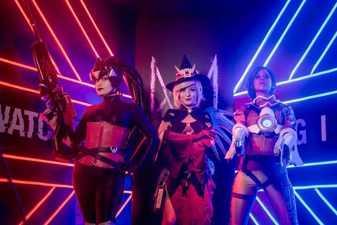 Cosplays de Overwatch: Mercy, Widowmaker e Tracer na GameXP Cosplays de Overwatch - Mercy Bruxa - Widowmaker - Tracer