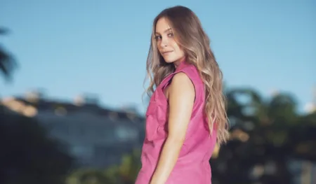 Look de Carla Diaz com vestidinho rosa Capa