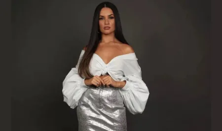 Look-de-Juliette-com-minissaia-prateada-e-muito-glamour-Capa 01