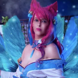 LoL: Veja um belo cosplay da Ahri Florescer Espiritual, da Tormentacos Ahri Florescer Espiritual - League of Legends Cosplay - Tormentacos Capa