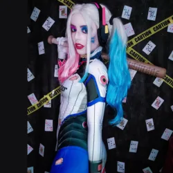 Overwatch e DC Comics: Cosplay da D.VA Arlequina D.VA Arlequina – Belo cosplay crossover da personagem de Overwatch e da DC Comics – Capa