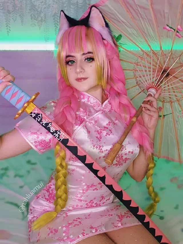 Kimetsu no Yaiba: Cosplay da Mitsuri com vestido temático