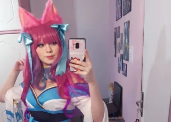 League of Legends: Cosplayer brasileira divulga primeiras fotos do cosplay da Ahri Florescer Espiritual Saori Guardiã Estelar - Cosplay da Ahri Spirit Blossom Capa