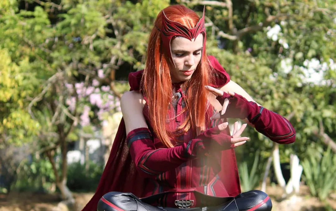 Belo cosplay da Scarlet Witch, da Marvel Scarlet Witch Cosplay - Marvel - konataishere Capa