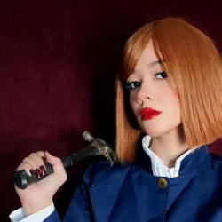 Jujutsu Kaisen: Belo cosplay da Nobara, da cosplayer e streamer brasileira Carolina Lima Nobara Cosplay - Jujutsu Kaisen - Carolina Lima Capa 02