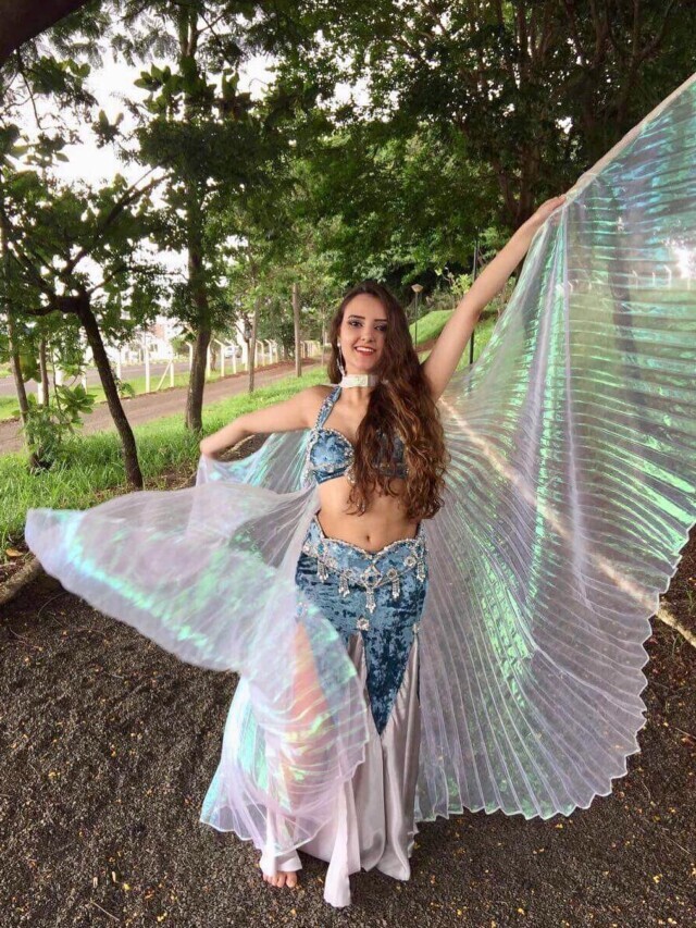 Linda dança do ventre com Véu Wings