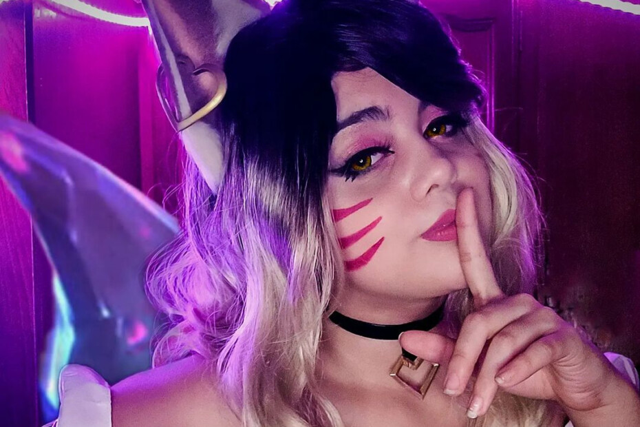 Ahri KDA Cosplay - League of Legends - Honey Cosplayer capa