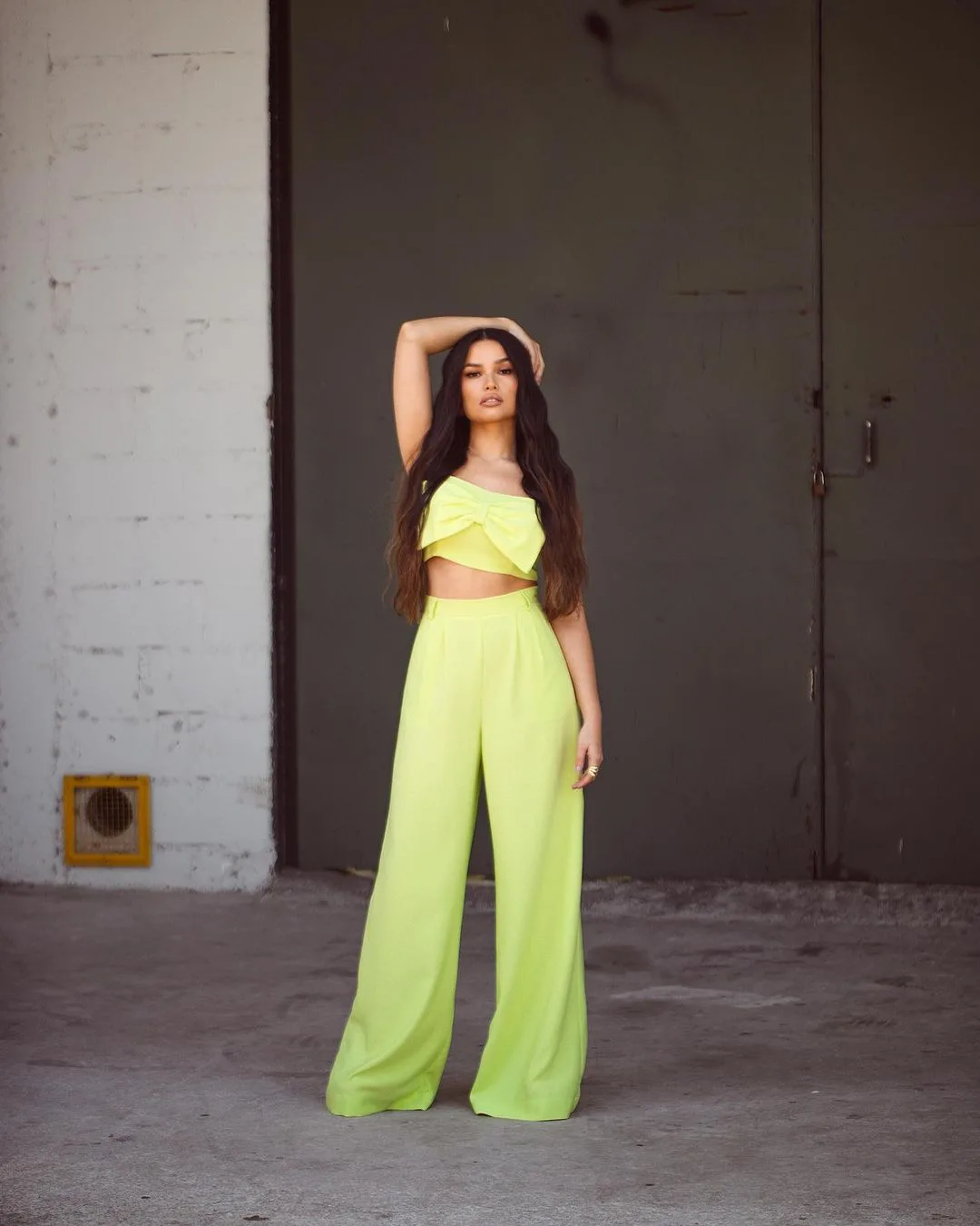 Look de Juliette com uma calça fluída e um cropped - 01