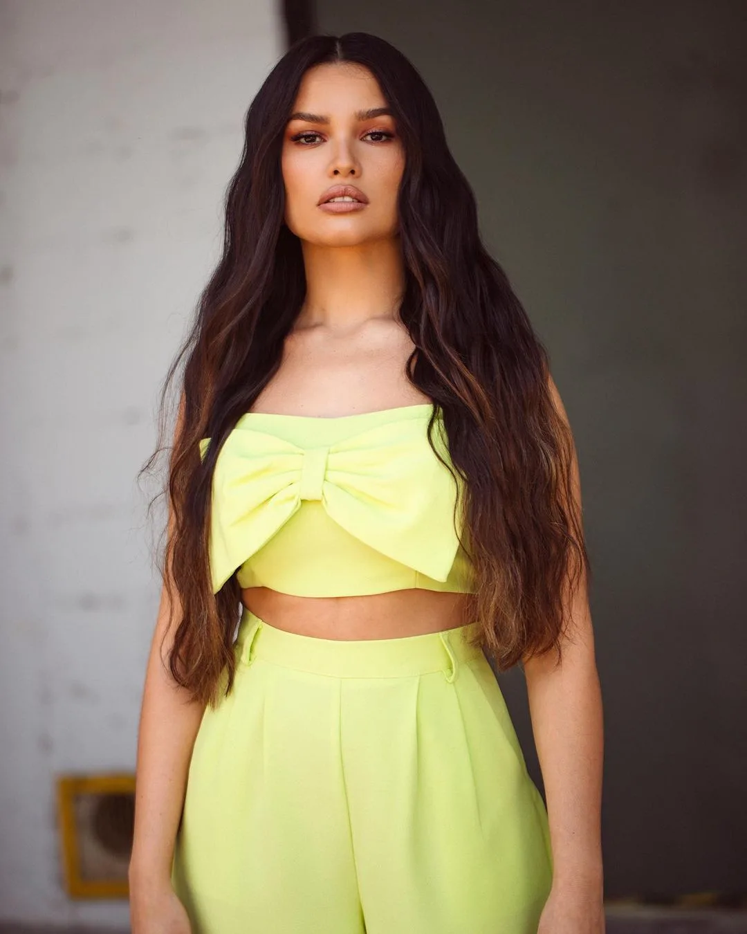 Look de Juliette com uma calça fluída e um cropped - 02