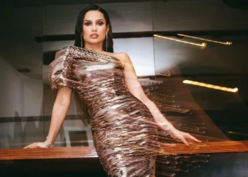 Look-de-Juliette-com-vestido-com-muito-glamour-e-na-altura-dos-joelhos-com-brilho-Capa 01