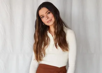 Look de Miranda Cosgrove com minissaia marrom - Capa