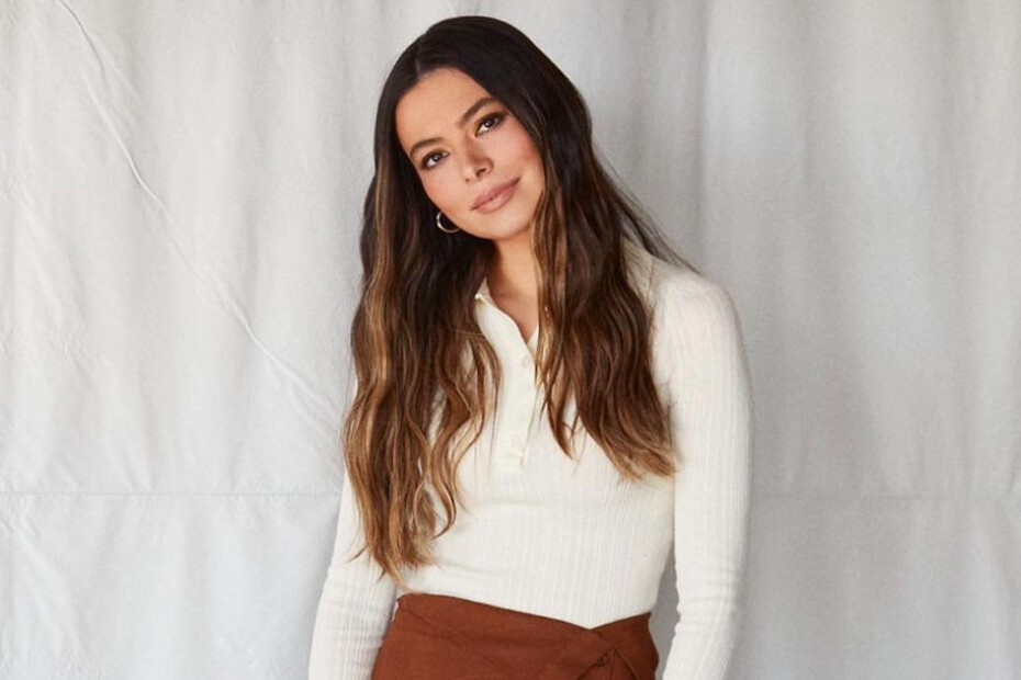 Look de Miranda Cosgrove com minissaia marrom - Capa