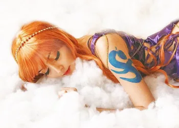 One Piece - Cosplay da Nami no arco Zou - Vestido Roxo Capa