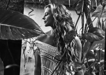 Paolla Oliveira encanta seus seguidores com nova foto no Instagram Paolla-Oliveira-Foto-Look-Instagram-Capa 01