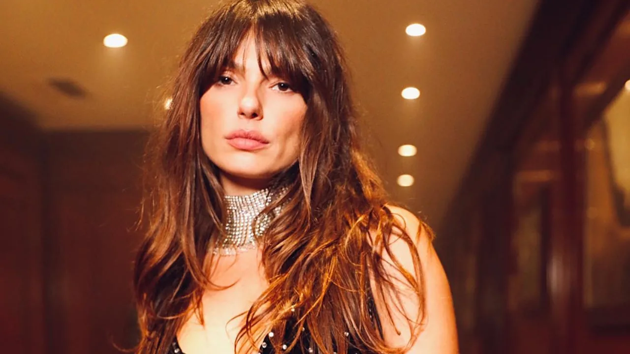 Look de Isis Valverde com cropped e minissaia Look de Isis Valverde capa 31-03